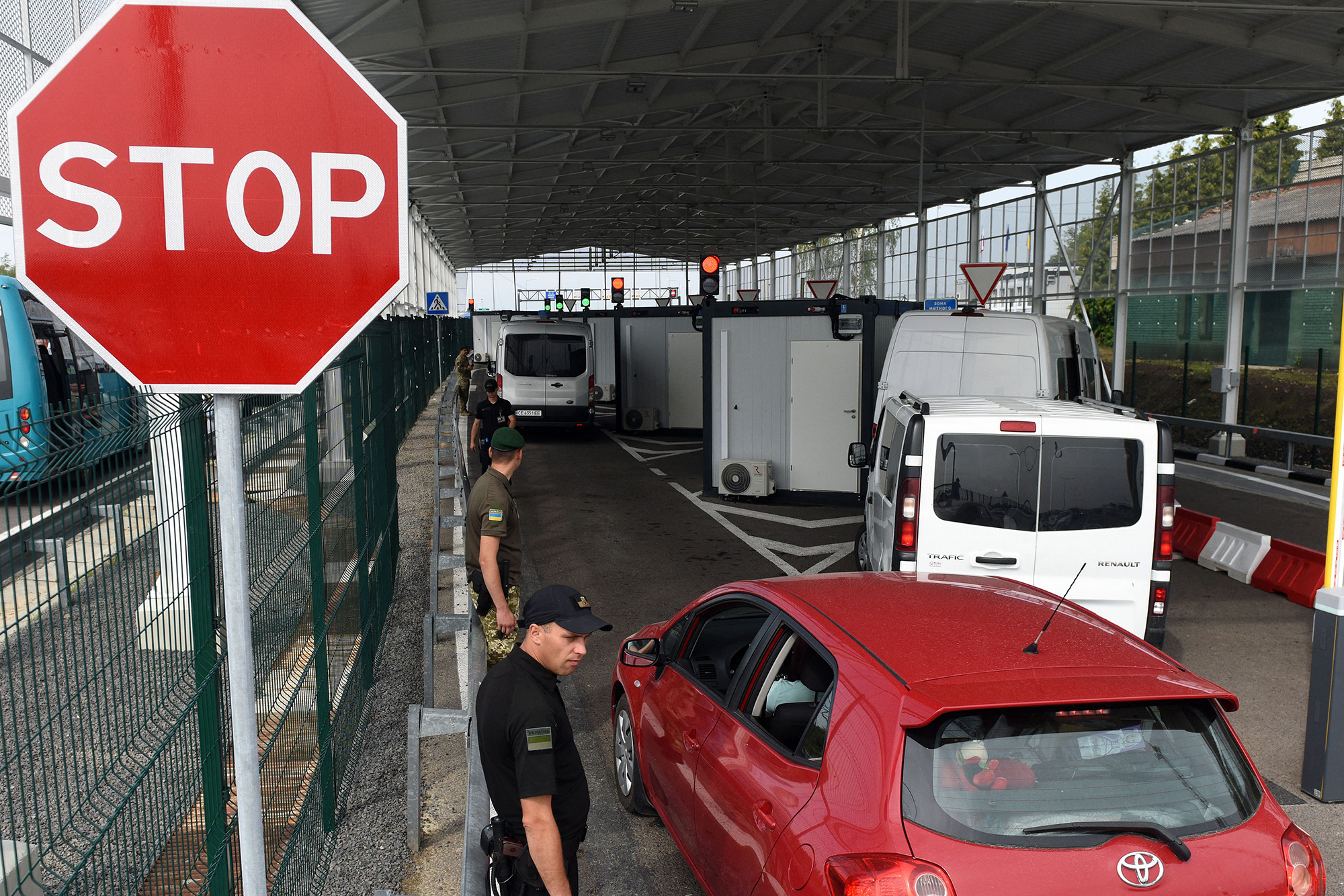 Продаж чи розмитнення. Що робити тим, хто виїхав в Європу на українських авто
